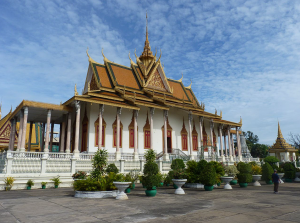 mengunjungi-istana-kerajaan-phnom-penh-dan-pagoda-perak-wisata-sejarah-dan-budaya-di-kamboja