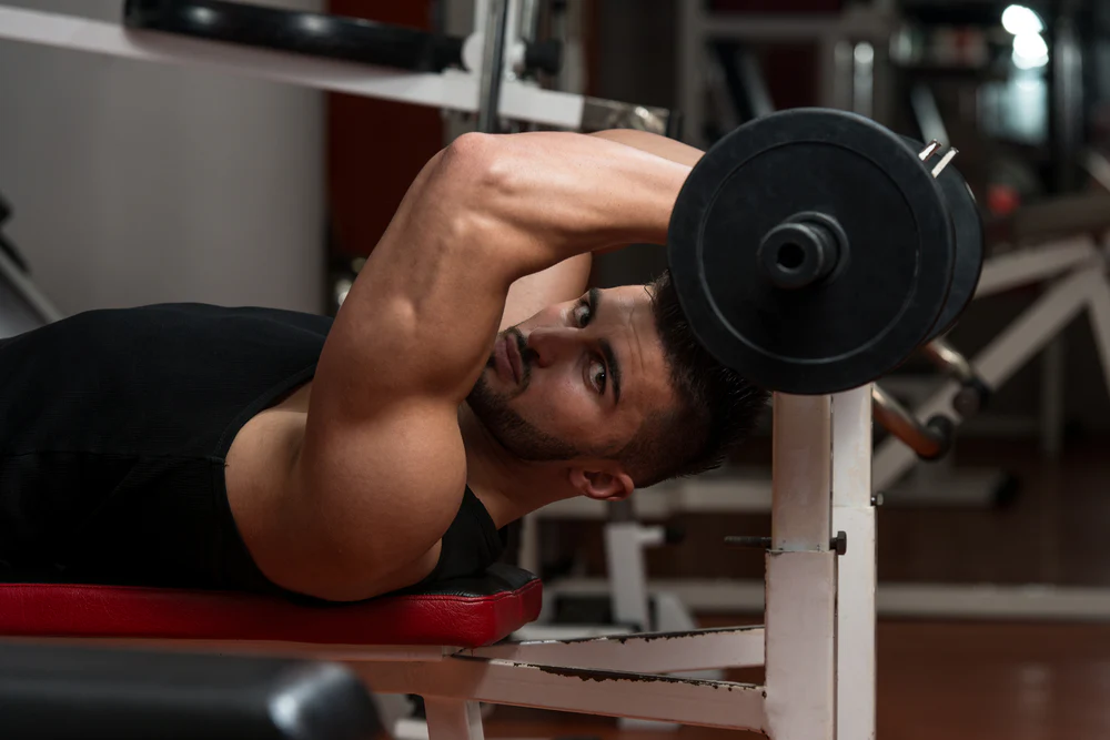 Dapatkan Lengan Berotot dengan Cepat dengan Latihan Tricep Bar Ini