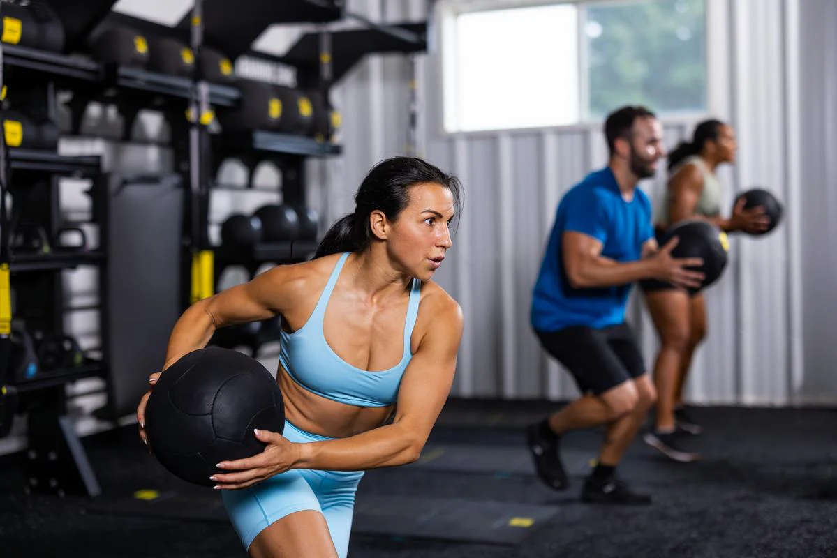 Medicine Ball Slams: Latihan Dinamis untuk Kekuatan Eksplosif
